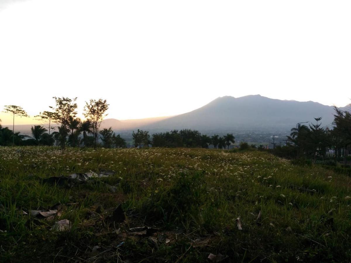 Villa Malang Puncak Buring Exteriör bild